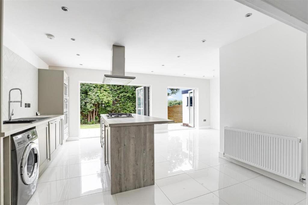 Brand New 4 Bed Deluxe Modern Villa - Sleeps 9 - Private Parking & Garden Nottingham Exterior photo